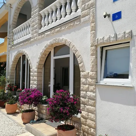Megy Apartment Vir